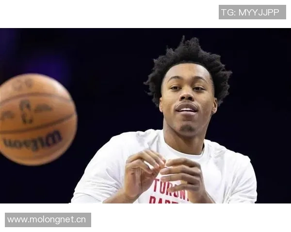 曾经并肩作战！赛后西亚卡姆和老队友斯科蒂·巴恩斯拥抱热聊