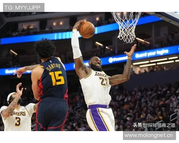 詹姆斯背打琼斯 转身后仰稳稳命中 詹姆斯背打琼斯 转身后仰稳稳命中